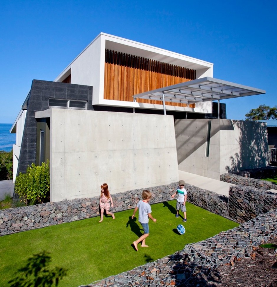 Featured image of post Modern Beach House Exterior Australia : Designed by pike withers interior architecture, the house also has a gorgeous infinity edge pool and operable roof on the top floor.
