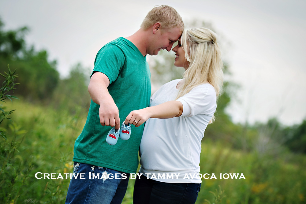 Outdoor Couple Pregnancy Photography Ideas
