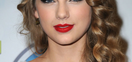 Taylor Swift Long Retro Hairstyles