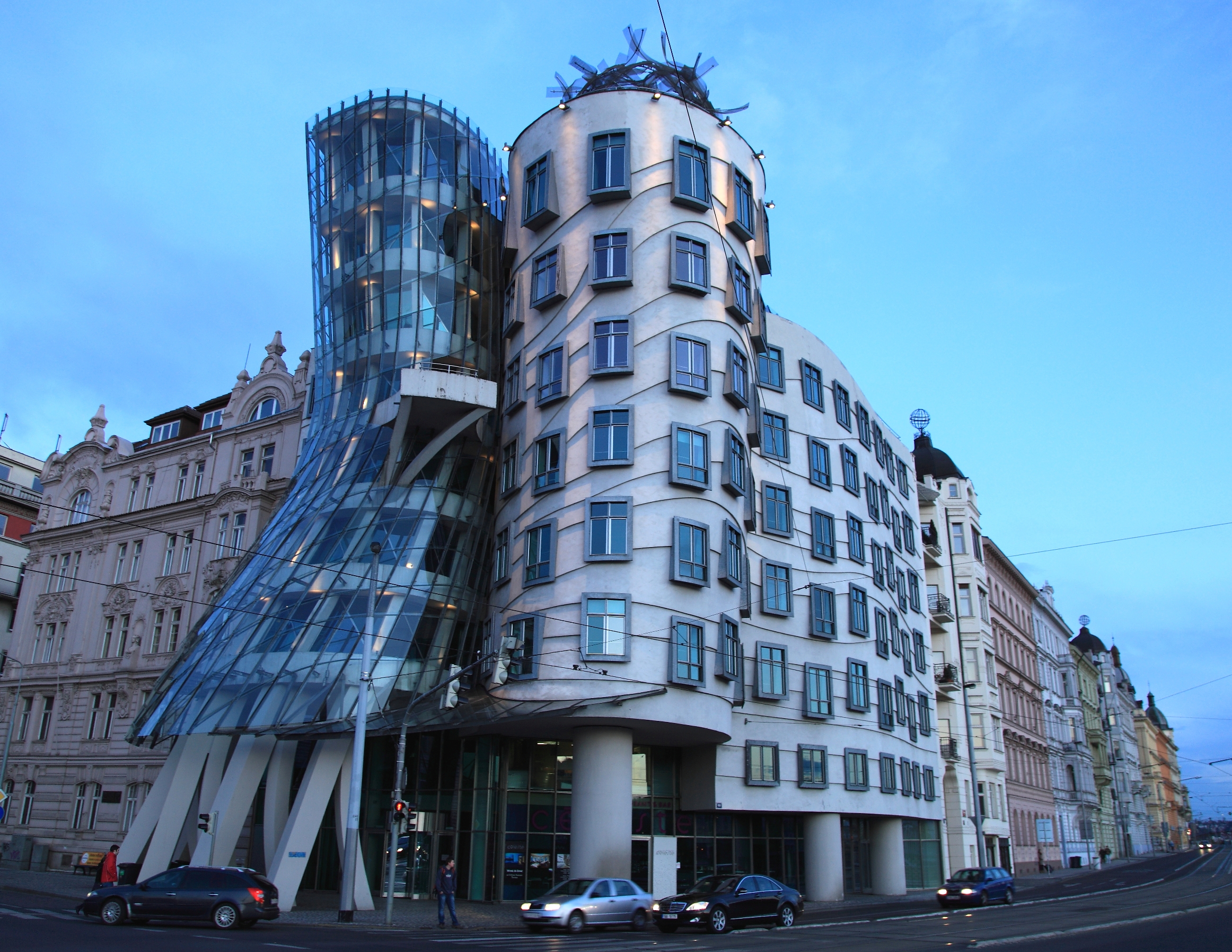 Самый знаменитый дом. Фрэнк Гери Деконструктивизм. Танцующий дом в Праге. Танцующий дом Прага Чехия Архитектор Фрэнк Гери. Деконструктивизм в архитектуре 20 века.