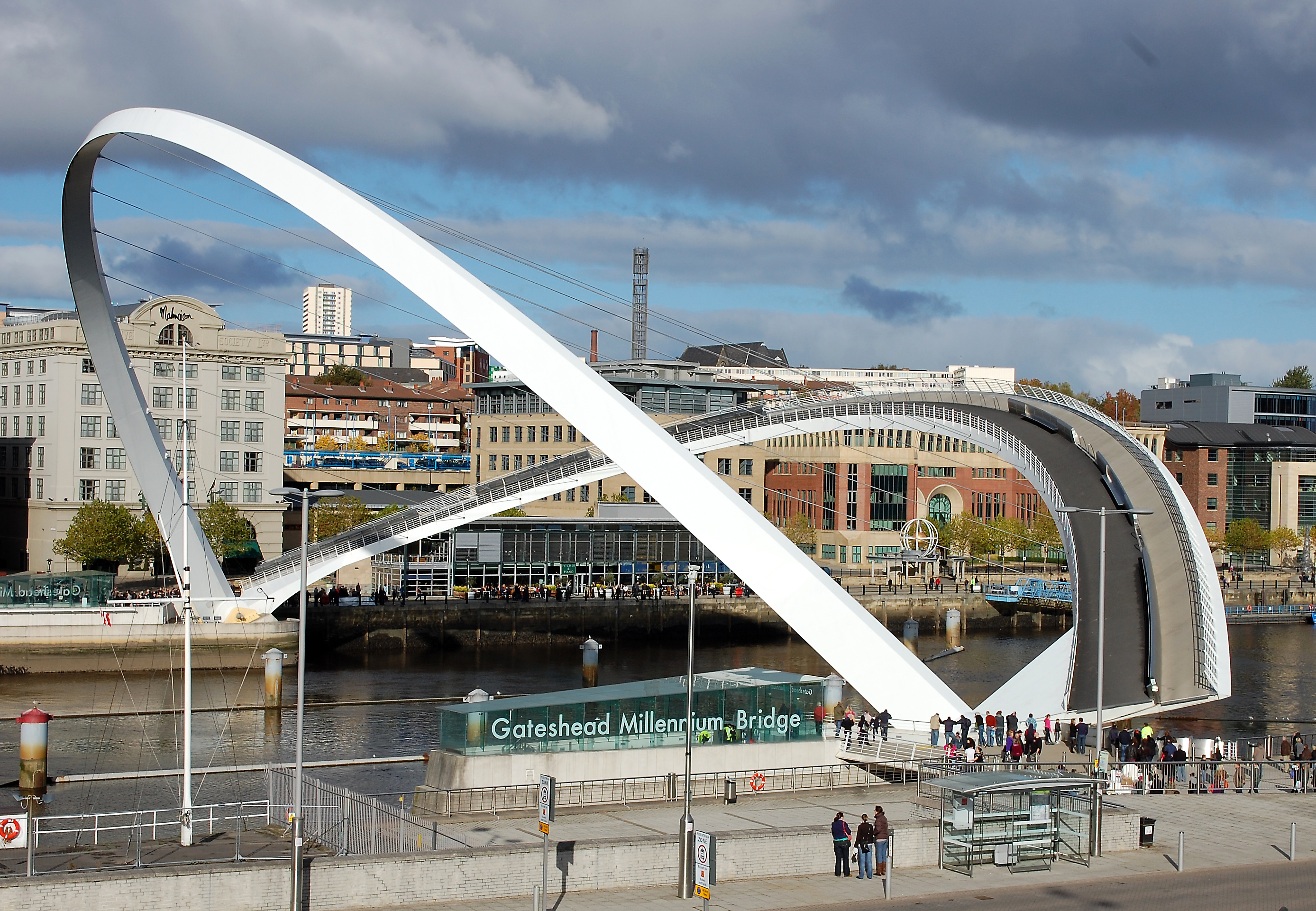 Gateshead Millennium Bridge Design and Pictures - InspirationSeek.com