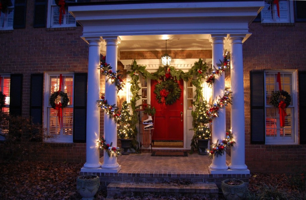 31 Exterior Christmas Decorating Ideas - InspirationSeek.com