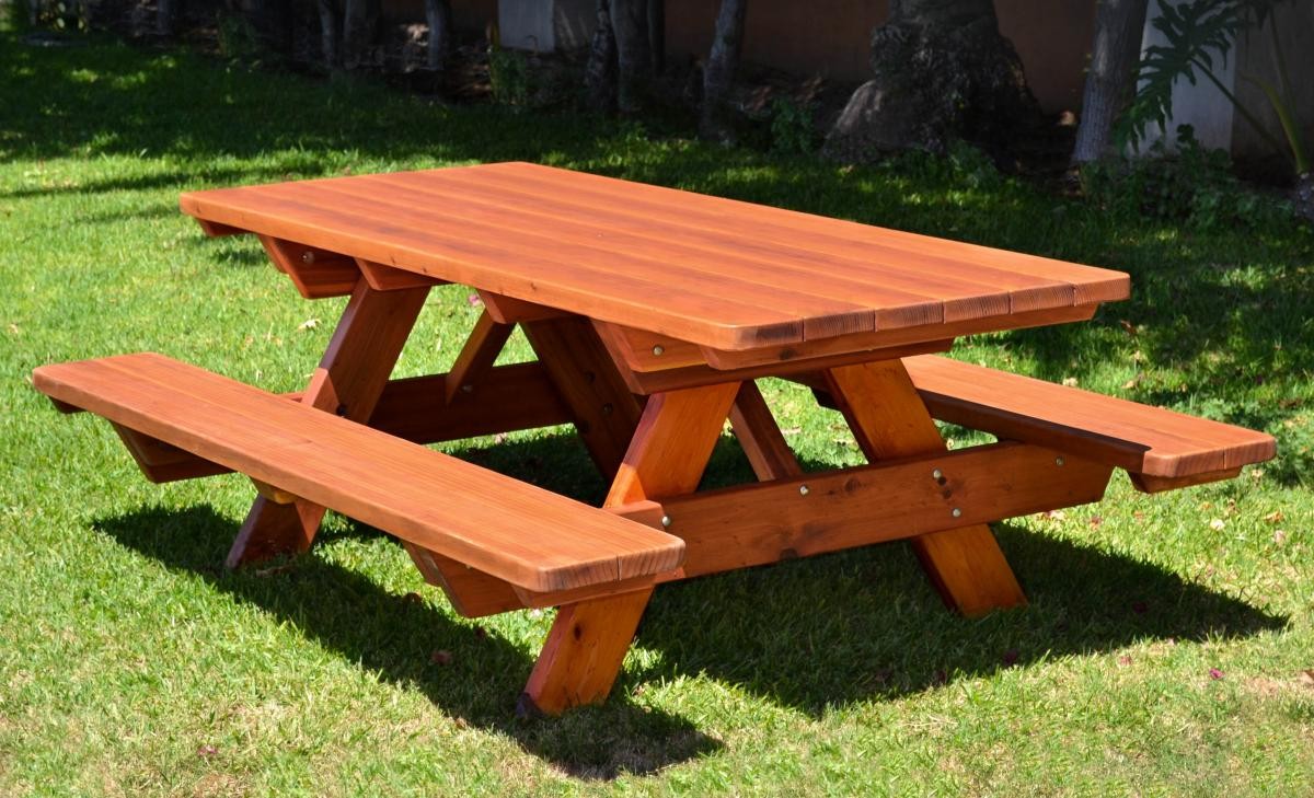 'round wood picnic table'