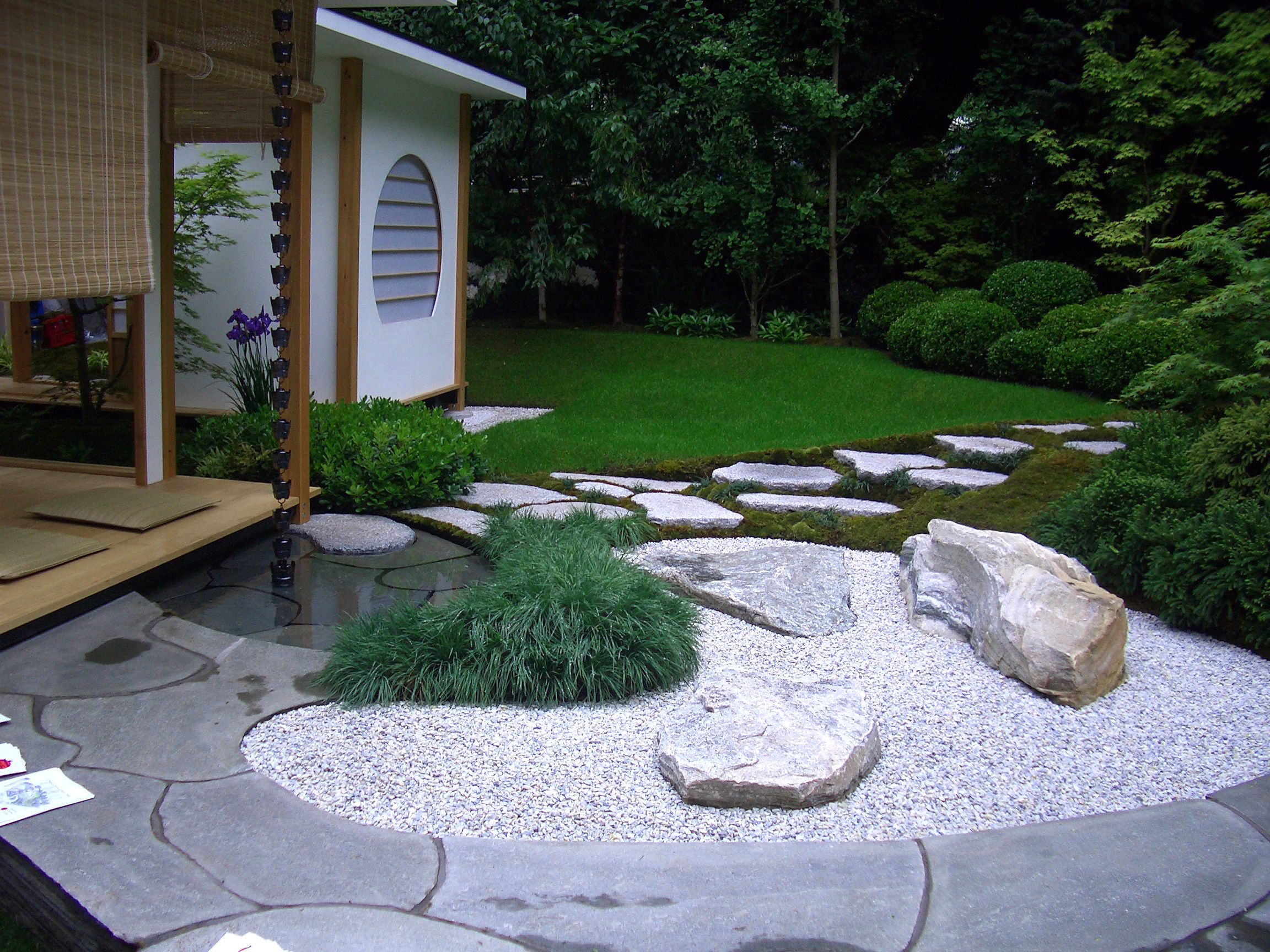 Garden Stepping Stone Design and Ideas - InspirationSeek.com