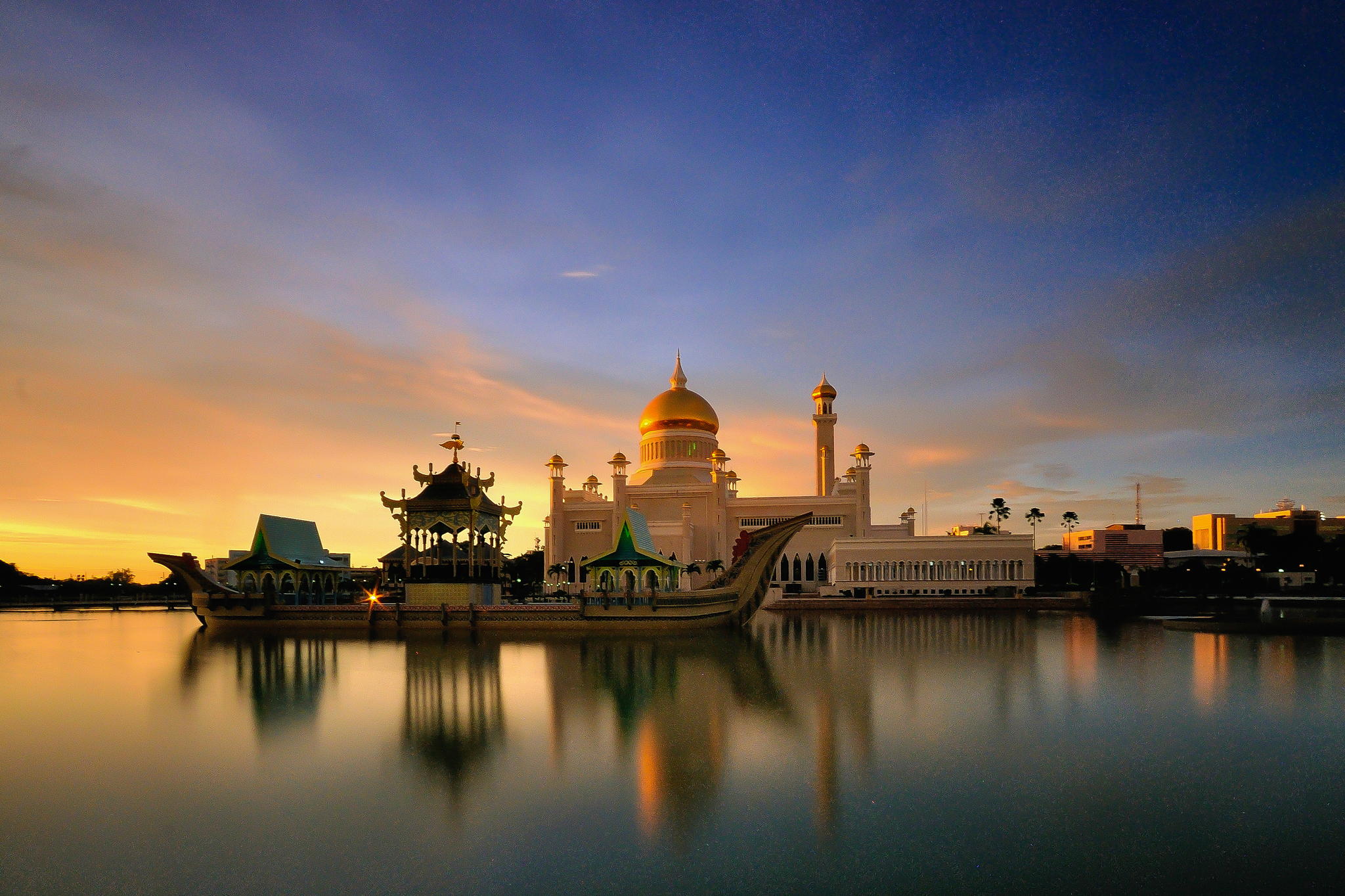 Sultan Omar Ali Saifuddin Mosque, Brunei. Source Image: InspirationSeek.com
