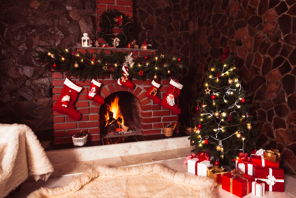 Christmas Fireplace Garland Ideas - InspirationSeek.com