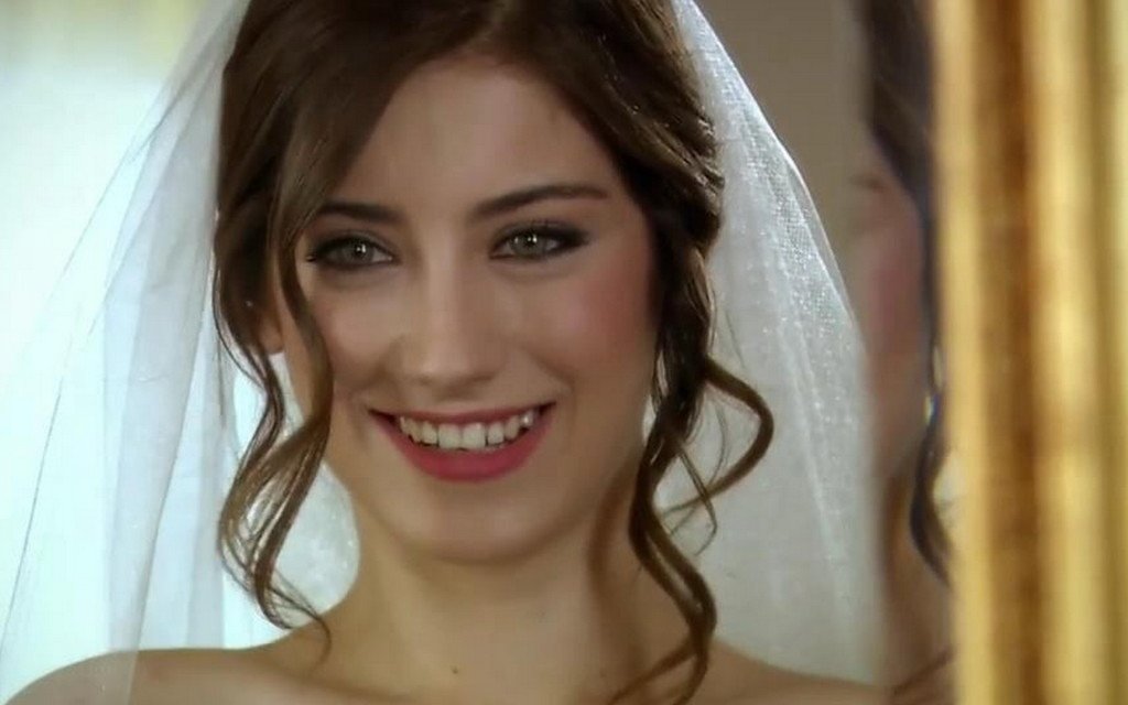 Hazal Kaya Brief Profile And Photo Gallery Inspirationseek Com