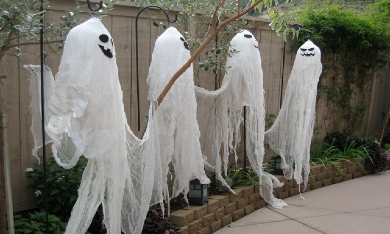 DIY Outdoor Halloween Decorations of Ghosts